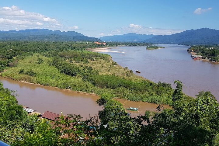 From Chiang Rai: 3 Temples, Golden Triangle Tour, Tea Plantation