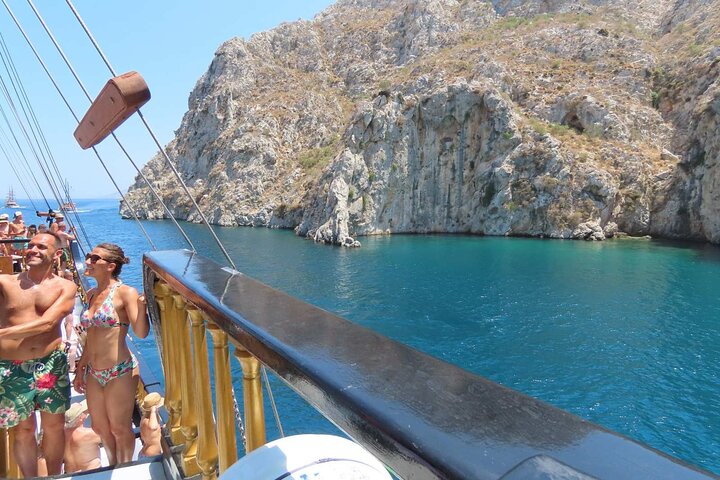 3 Island Luxury Cruise with 4 Swimming Stops with Captain Morgan