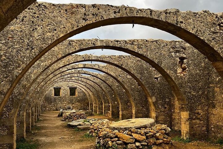 Gastronomy tour and wine tasting in traditional villages