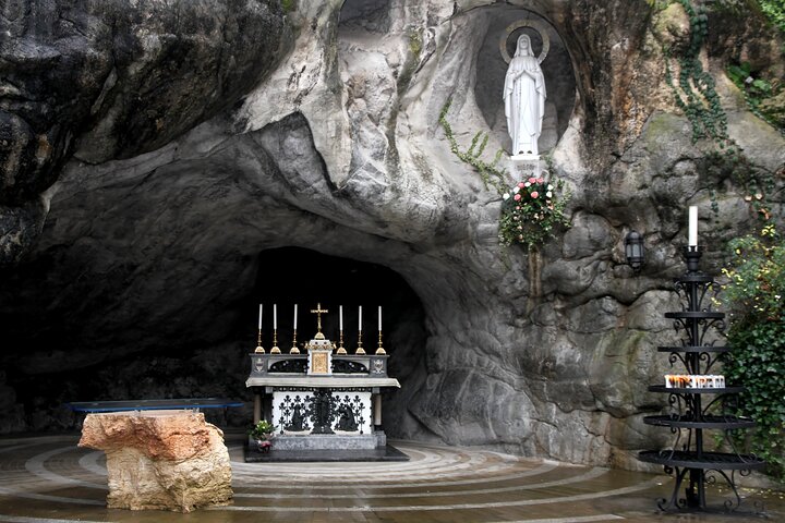 Lourdes Must-see Sites and Sanctuary Private Guided Tour