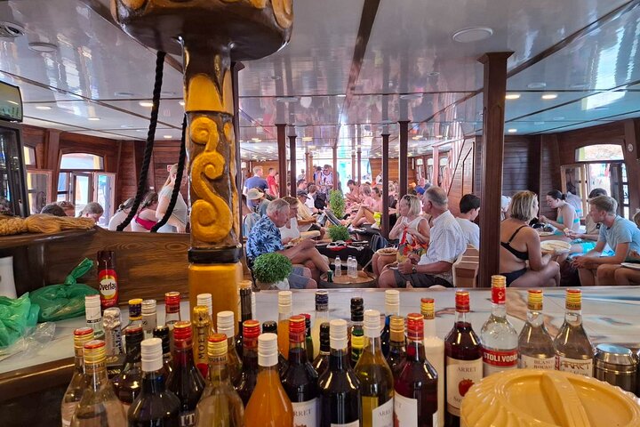 3 Island Luxury Cruise with 4 Swimming Stops with Captain Morgan