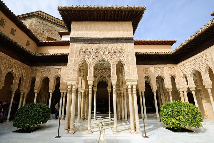 Granada: Alhambra Guided Tour including Nasrid Palaces