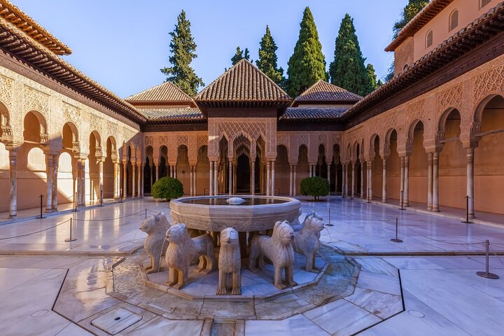 Granada: Alhambra Guided Tour including Nasrid Palaces