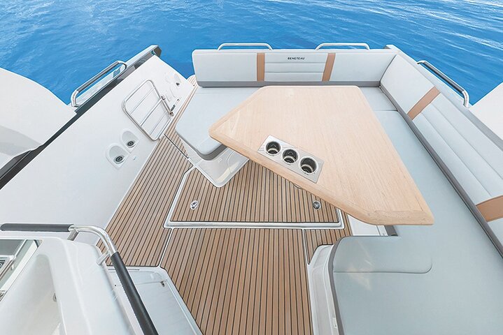 Private Caldera Cruise with Motor Yacht in Santorini