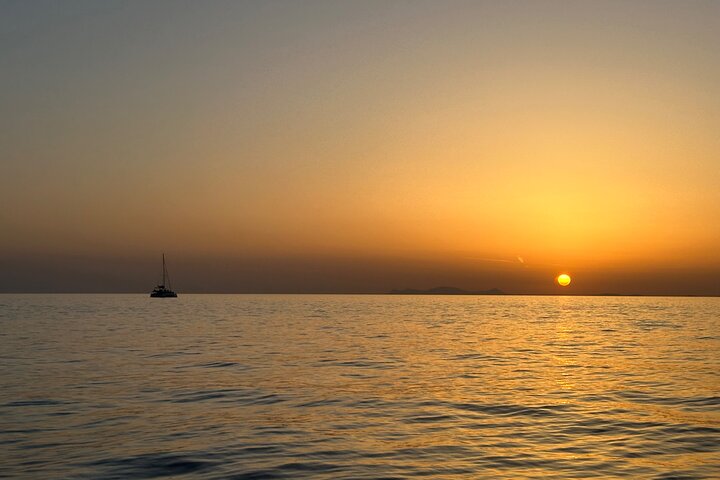 Private Caldera Cruise with Motor Yacht in Santorini