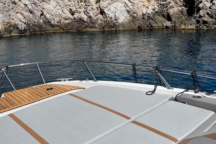 Private Caldera Cruise with Motor Yacht in Santorini
