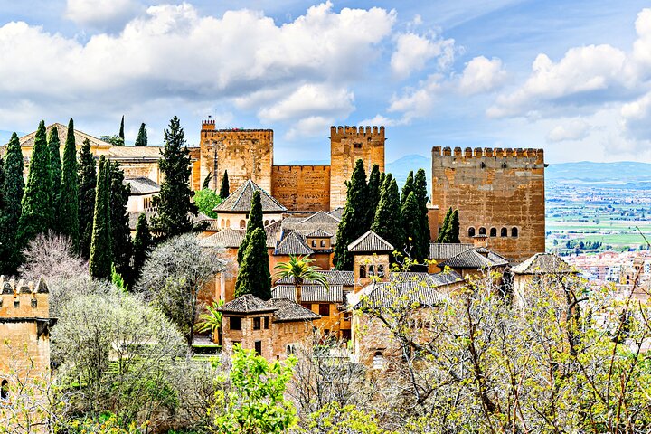 Granada: Alhambra Guided Tour including Nasrid Palaces