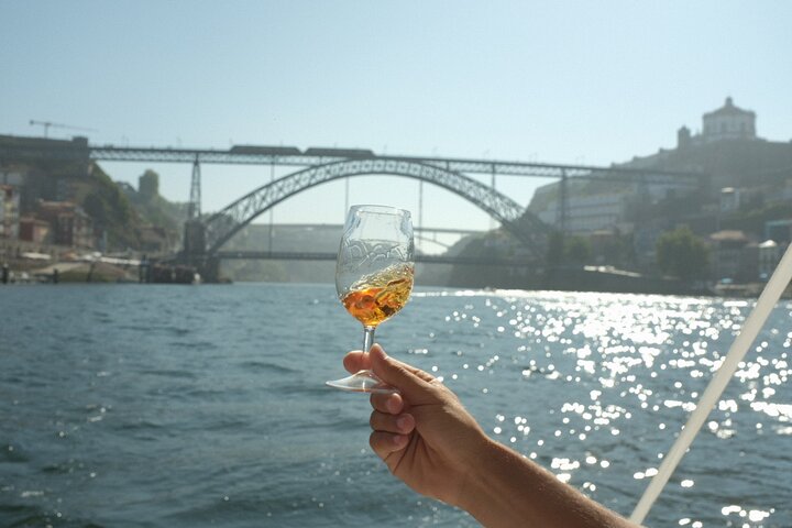 Porto: Douro Small Group Boat Cruise with Port Wine and Snacks