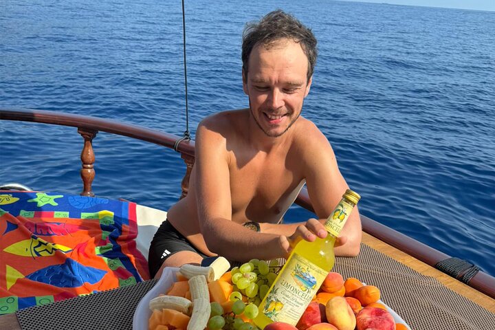 8 Hours Cinque Terre with Lunch on Boat in Spezia
