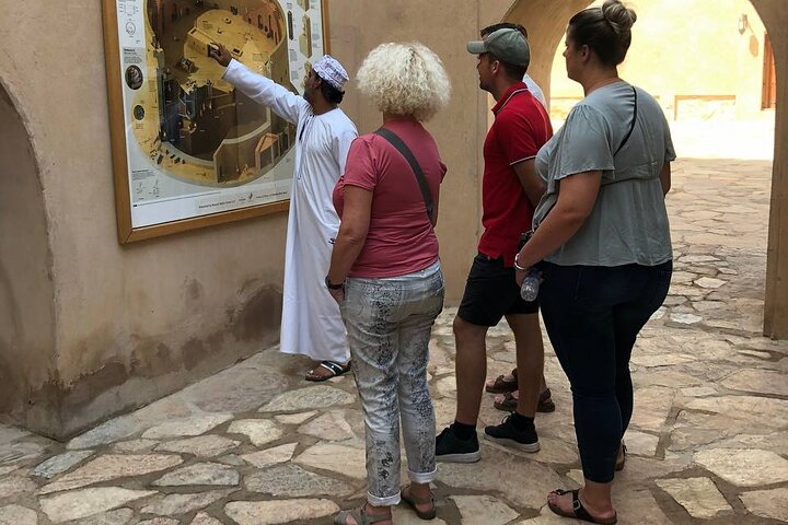 Nizwa and Oman's Grand Canyon: Full-Day Adventure