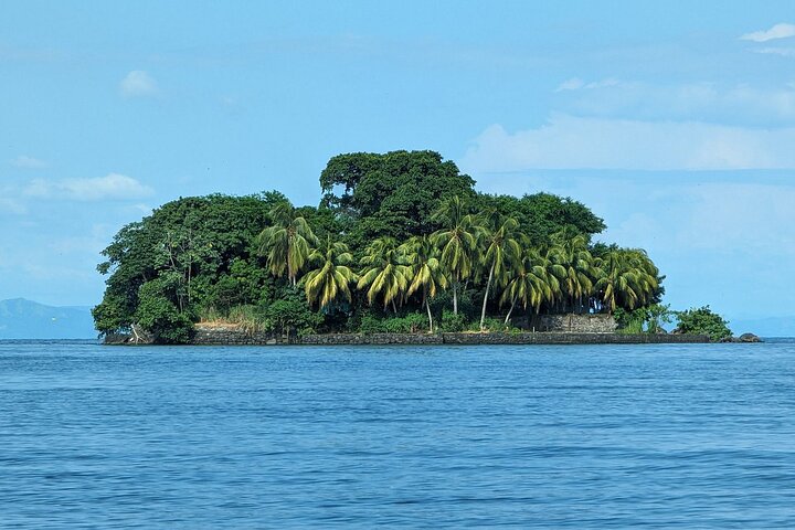 Nicaragua One Day Tour to Colonial Granada and Crafty Masaya