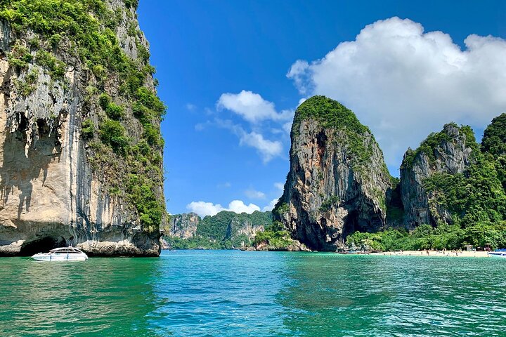 Phi Phi Khai Islands Excursion with Seaview & Lunch by speedboat