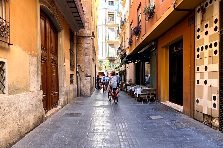 Valencia City Highlights in Guided Bike or E-Bike Tour