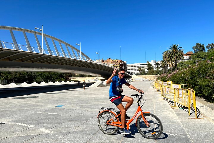 Valencia City Highlights in Guided Bike or E-Bike Tour