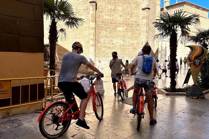 Valencia City Highlights in Guided Bike or E-Bike Tour