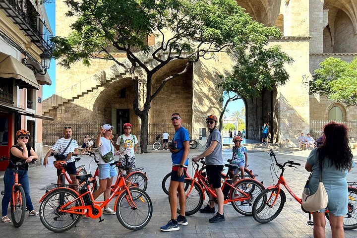 Valencia City Highlights in Guided Bike or E-Bike Tour