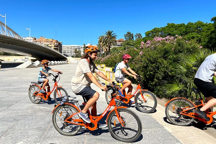 Valencia City Highlights in Guided Bike or E-Bike Tour