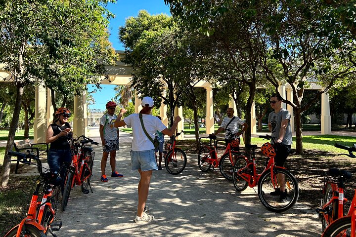 Valencia City Highlights in Guided Bike or E-Bike Tour