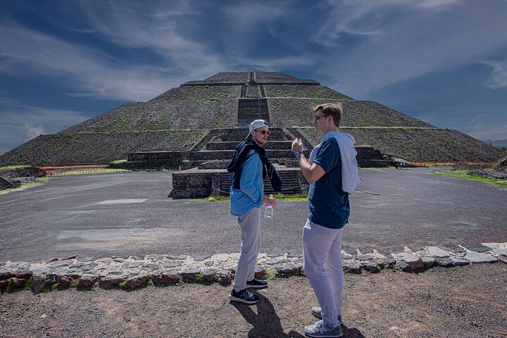 Balloon flight + pick up in CDMX + Breakfast in Cave + Pyramids