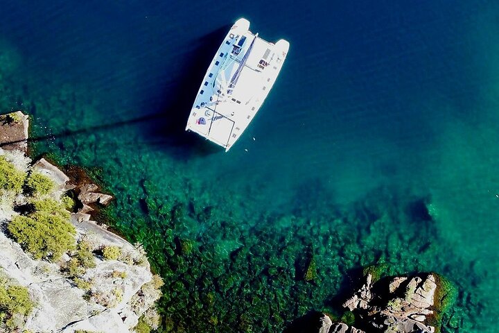 Luxury Sailing - Māori Rock Carvings - Taupo Sailing Adventures