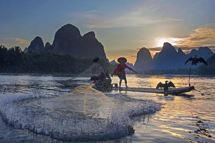 Li River Cruise with bamboo Rafting & Xianggong Hill Private Tour