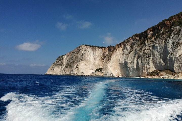 Zakynthos Small Boat Tour to Keri Mizithres and Marathonisi