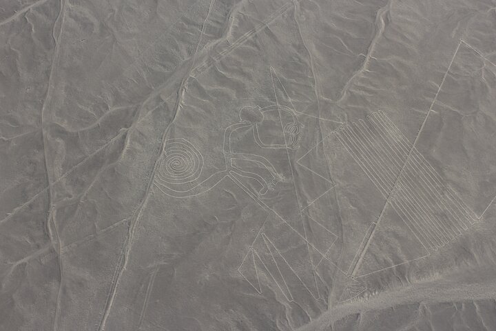 Overflight Lineas de Nasca Aerial view!