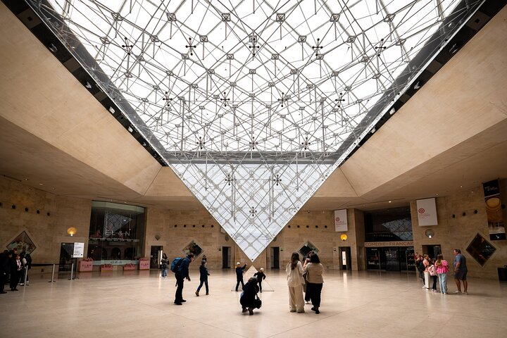 Louvre Museum Masterpieces Guided Tour with Access