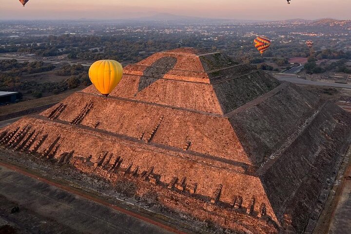 Balloon Flight + Breakfast in a cave + Pick up CDMX + Pyramids
