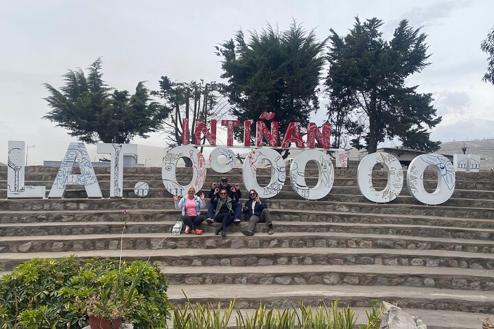 PRIVATE City Tour: Quito Colonial, Half the World and Cable Car