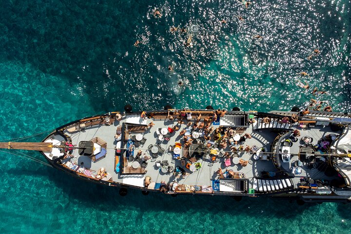 3 Island Luxury Cruise with 4 Swimming Stops with Captain Morgan