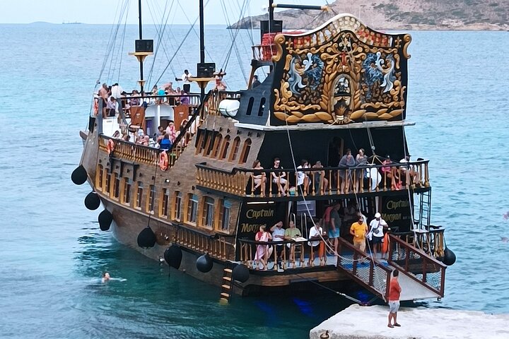 3 Island Luxury Cruise with 4 Swimming Stops with Captain Morgan