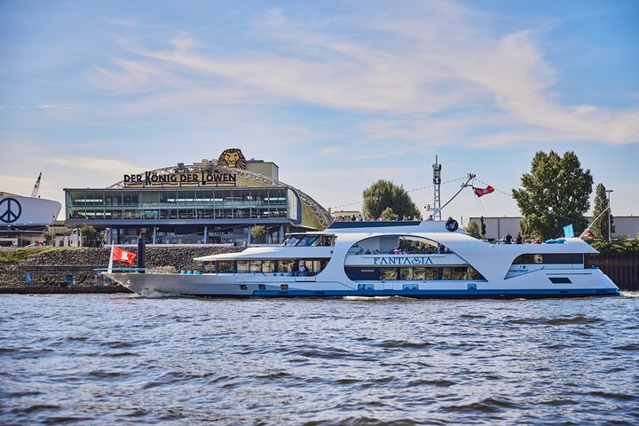 Hamburg: 2-hour harbor cruise