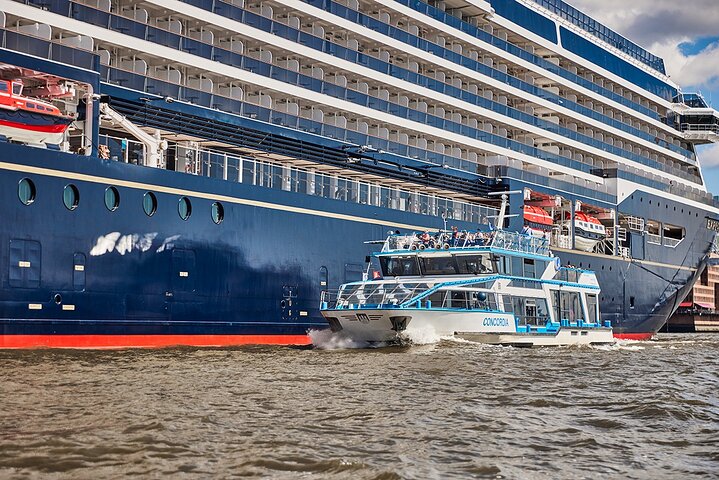 Hamburg: 1-hour harbor tour
