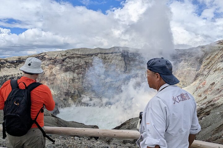 Private guided tour: Mt. Aso volcano, grasslands, Aso Shrine