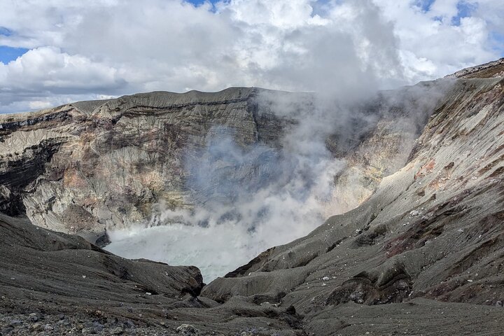 Private guided tour: Mt. Aso volcano, grasslands, Aso Shrine