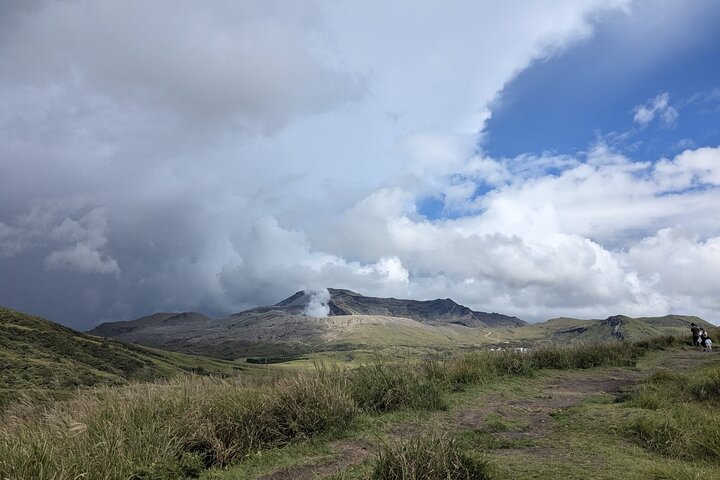 Private guided tour: Mt. Aso volcano, grasslands, Aso Shrine
