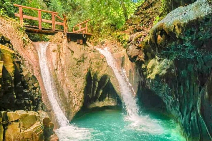 AMBER COVE-TAINO BAY 7 Damajagua Waterfalls + Locale Food