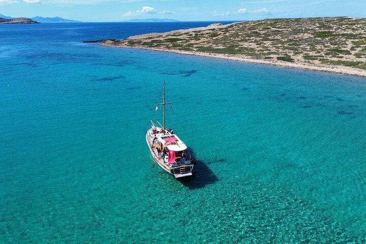 Small Group Kaiki Cruise & Greek Gastronomy Experience