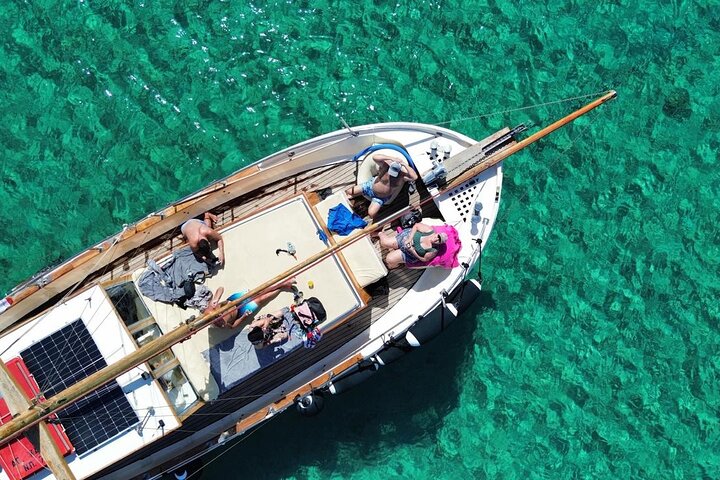 Small Group Kaiki Cruise & Greek Gastronomy Experience