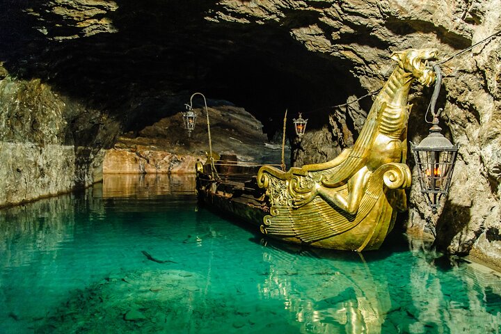 Vienna : Vienna Forest Tour with Underground Lake and Wine Tasting