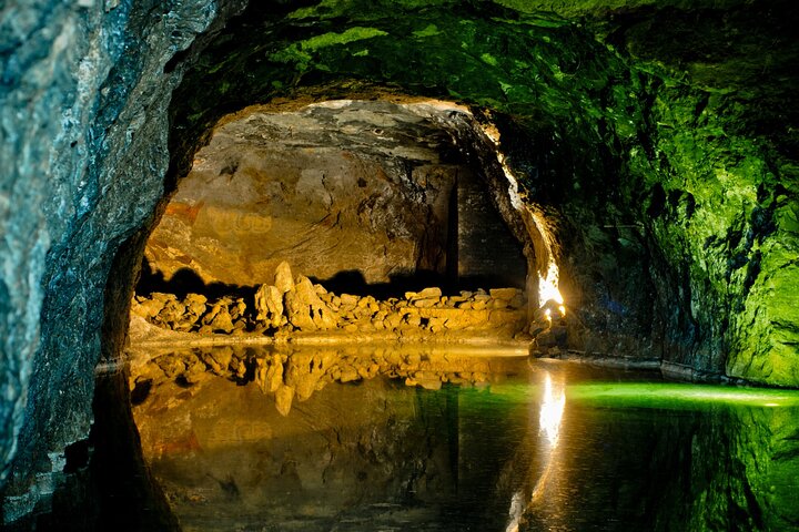 Vienna : Vienna Forest Tour with Underground Lake and Wine Tasting