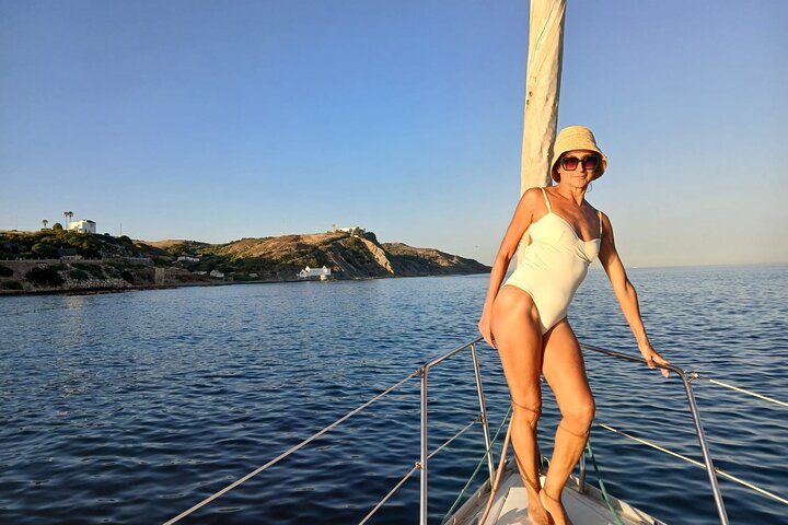 Tarifa Sailing and Snorkeling Excursion with tapas and drinks