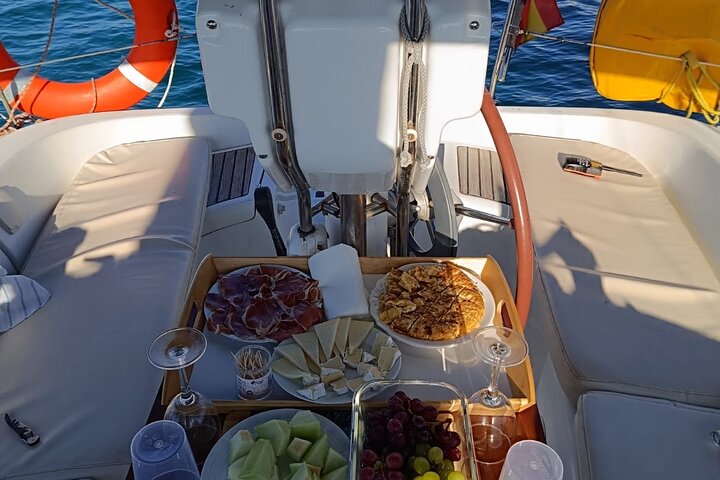 Tarifa Sailing and Snorkeling Excursion with tapas and drinks
