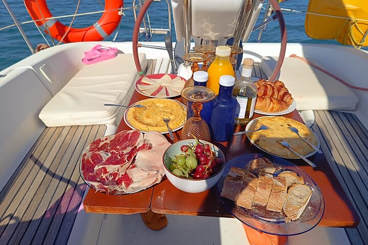 Tarifa Sailing and Snorkeling Excursion with tapas and drinks