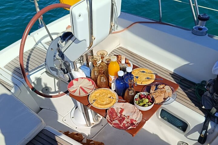 Tarifa Sailing and Snorkeling Excursion with tapas and drinks