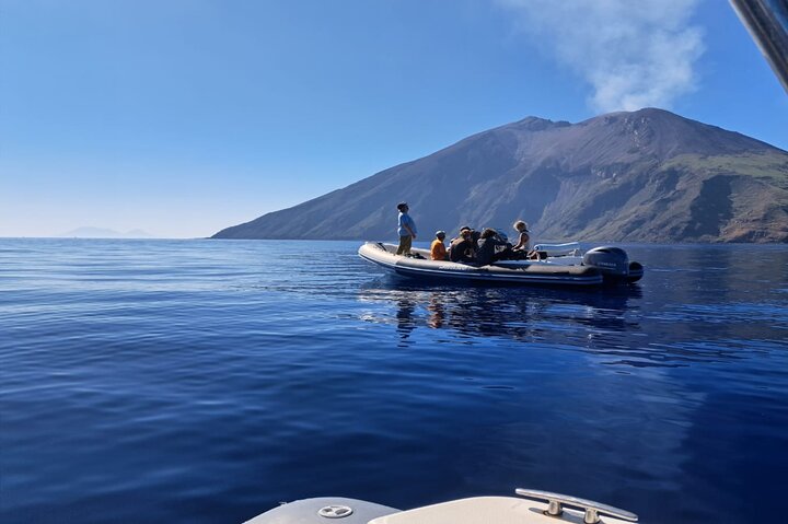 Exclusive tour of Stromboli island, Boat tour with Pasqualo