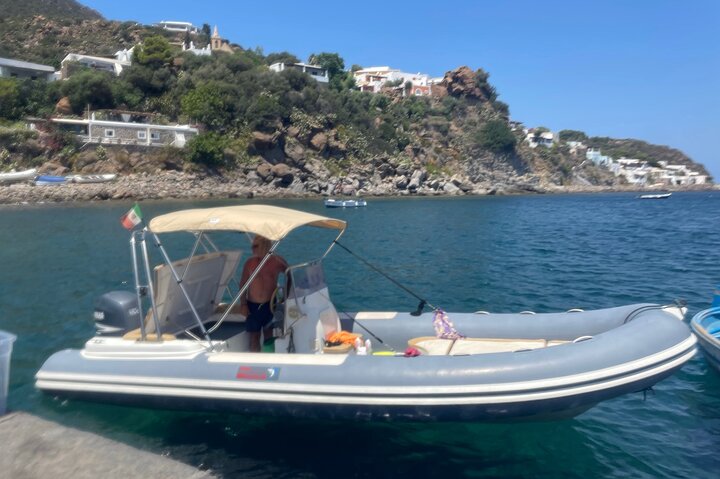 Exclusive tour of Stromboli island, Boat tour with Pasqualo
