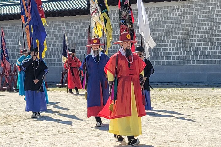 Small Group Seoul Highlight Tour opt. Hanbok & Tea Ceremony