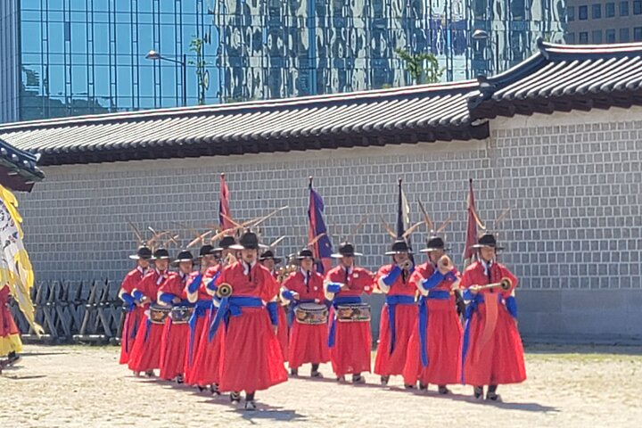 Small Group Seoul Highlight Tour opt. Hanbok & Tea Ceremony